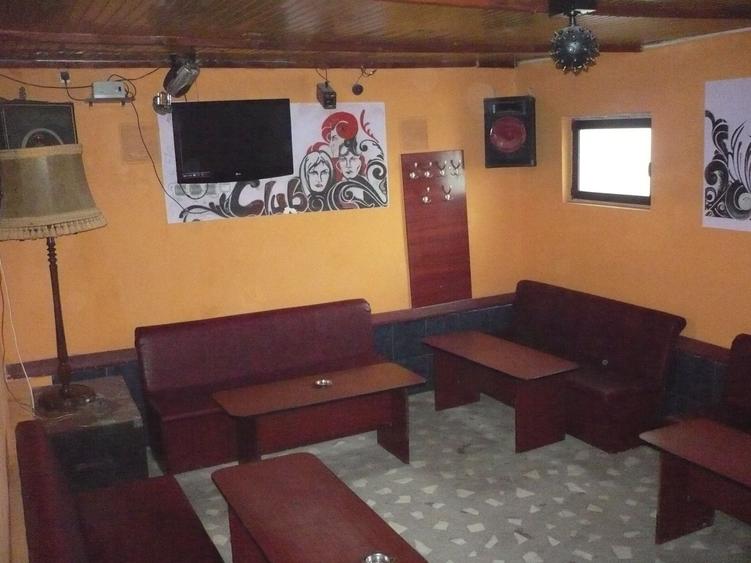 Spațiu comercial, de 120 mp, în Costești