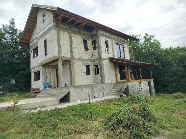 Casă cu Teren 1200 Mp în Copăcelu