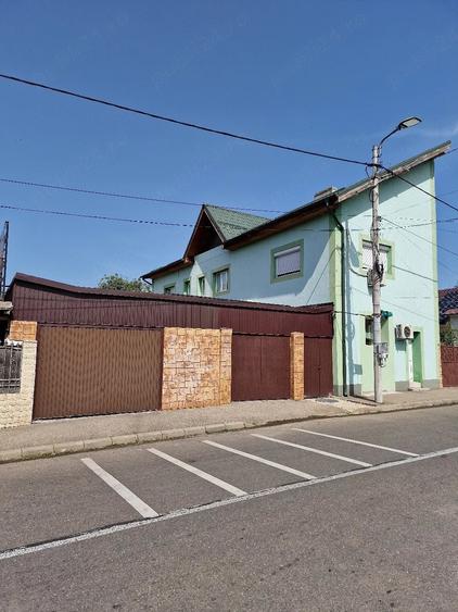 Casă cu 7 camere cu Teren 400 Mp în Central
