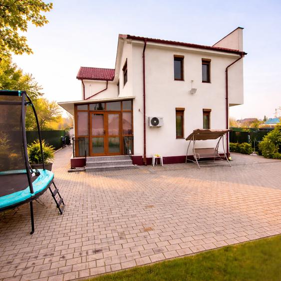 Casă cu 4 camere cu Garaj în Sud