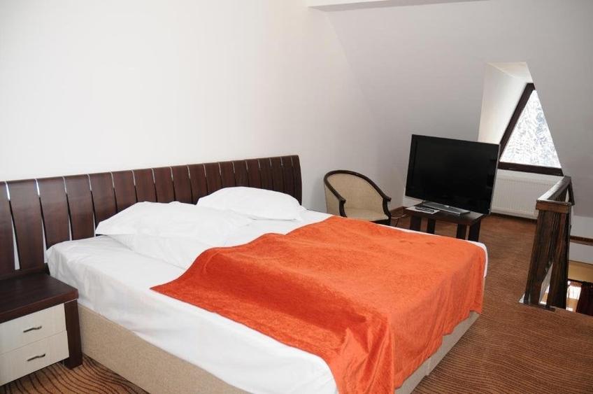 Hotel/Pensiune, de 19 mp, în Moieciu de Sus