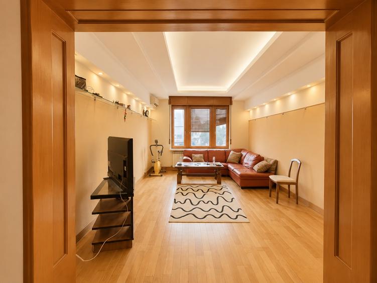 Apartament cu 3 camere decomandat în Moșilor
