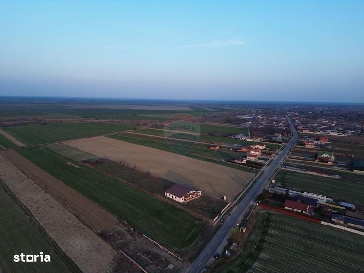 Teren de 12360 mp, în Vulturu
