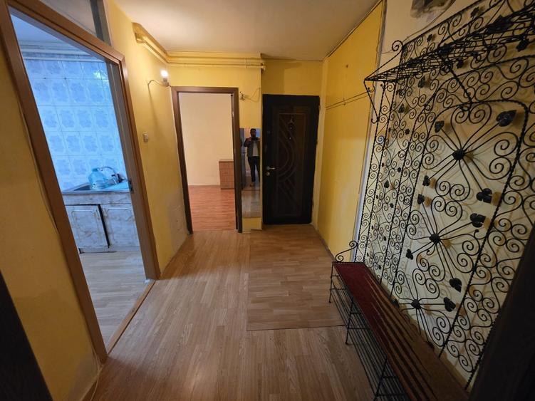 Apartament cu 3 camere decomandat în Rahova