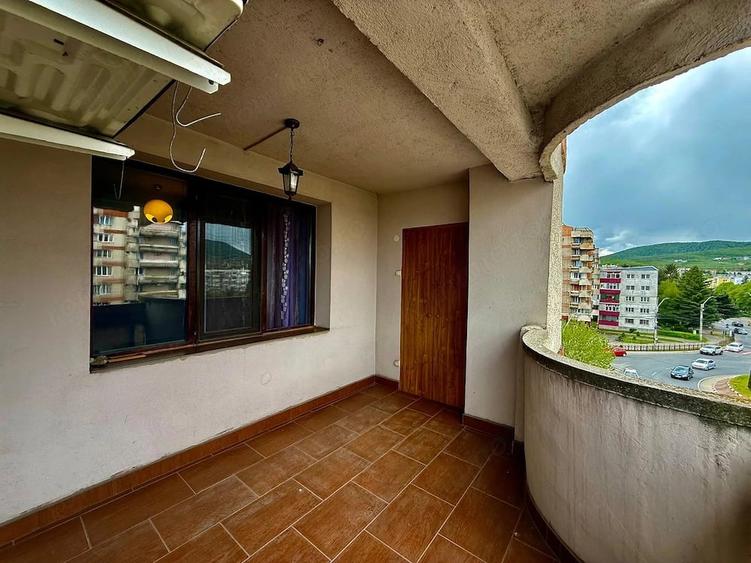 Apartament cu 4 camere decomandat în Nicolae Bălcescu