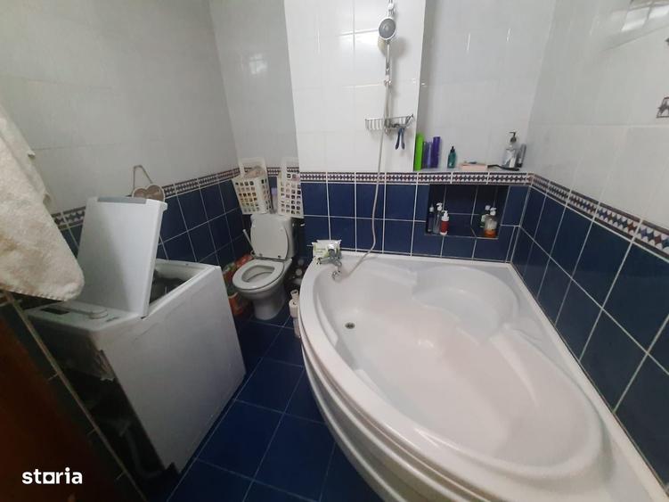 Apartament cu 3 camere decomandat în Drumul Taberei