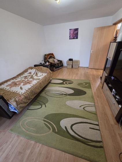 Apartament cu 4 camere decomandat în Lipovei
