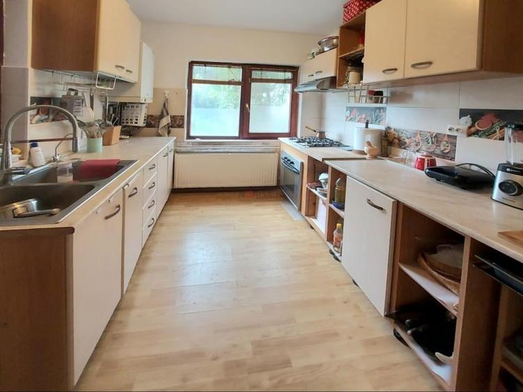 Casă cu 7 camere cu Teren 959 Mp în Central