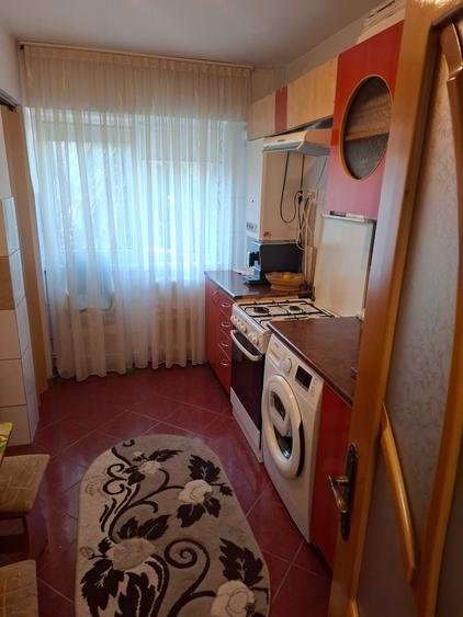 Se ofera spre vanzare un apart. spatios cu o suprafata de 65 mp, 3 cam. decomandate, et. 1, 2 bai, ideal atat pentru locuit, cat si pentru investitie - 7