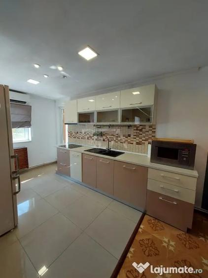 Apartament cu 3 camere semidecomandat în Vitan