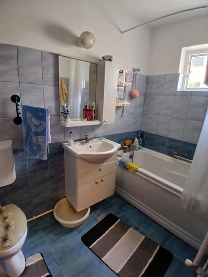 Apartament cu 3 camere decomandat în CET