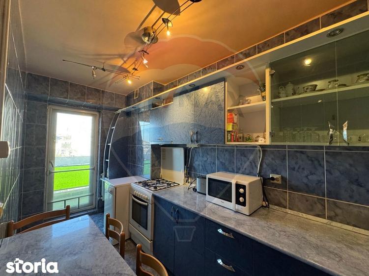 Apartament cu 3 camere, mobilat în Polivalentă