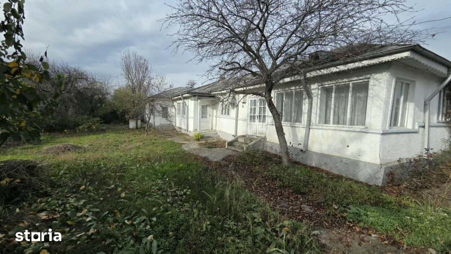 Casă cu 10 camere semidecomandat cu Teren 3200 Mp în Gologanu