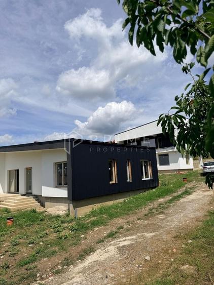 Casă individuală cu 4 camere cu Canalizare în Corunca