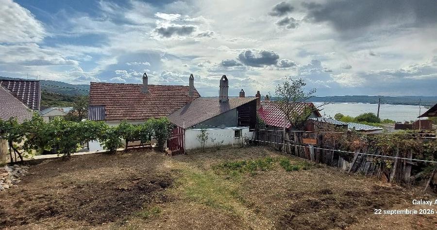 Casă cu 2 camere cu Teren 360 Mp în Coronini