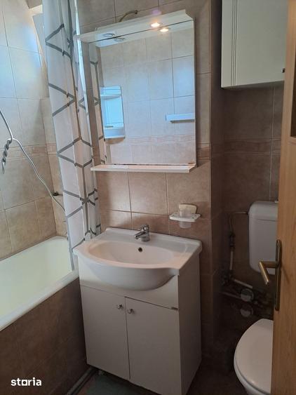 Apartament cu 3 camere semidecomandat în Tei