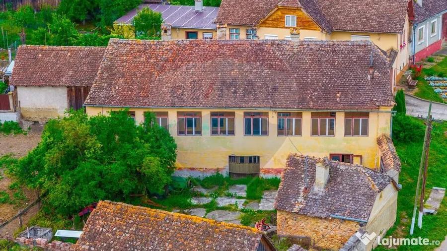 Casă cu 7 camere cu Teren 1044 Mp în Jibert
