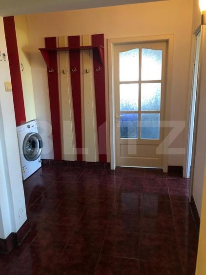 Apartament cu 3 camere decomandat, mobilat în Est