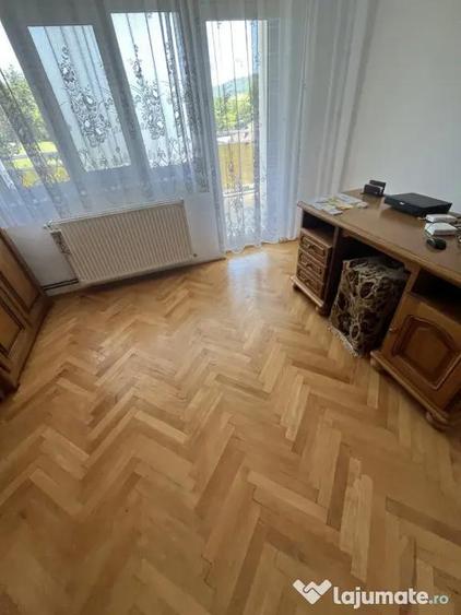 Casă cu 10 camere cu Teren 625 Mp în Păușești