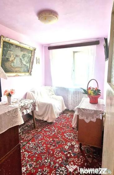Apartament cu 3 camere semidecomandat în Km 4