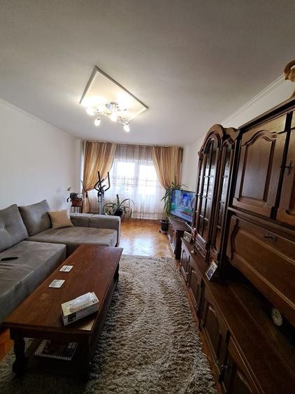Apartament cu 3 camere decomandat în Micro 11