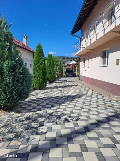 Casă cu 5 camere cu Teren 1302 Mp în Schitu Golești