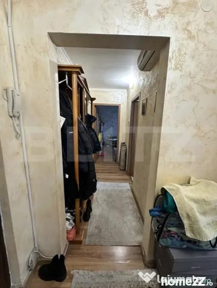 Apartament cu 4 camere decomandat în Craiovița Nouă