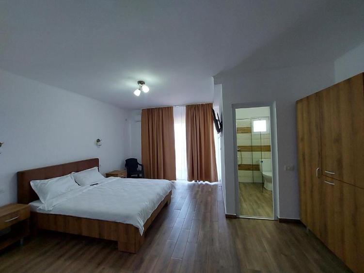 Casă cu 15 camere decomandat cu Canalizare în Central
