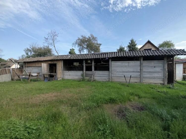 Casă cu 4 camere cu Teren 4122 Mp în Petid
