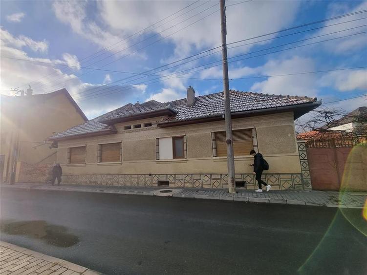 Casă individuală cu 5 camere cu Canalizare în Central