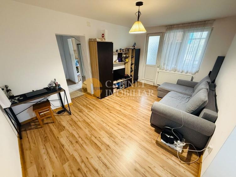 Apartament cu 3 camere semidecomandat, mobilat în Podu Roș