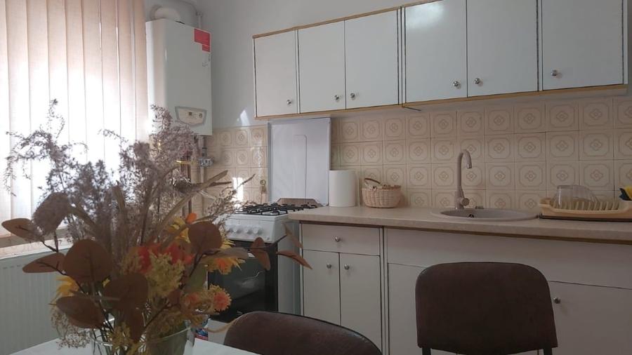 Apartament cu 4 camere decomandat, mobilat în Central