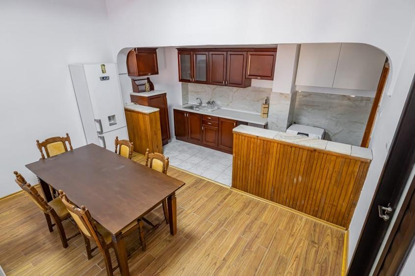 Casă cu 7 camere decomandat cu Canalizare în Universitate