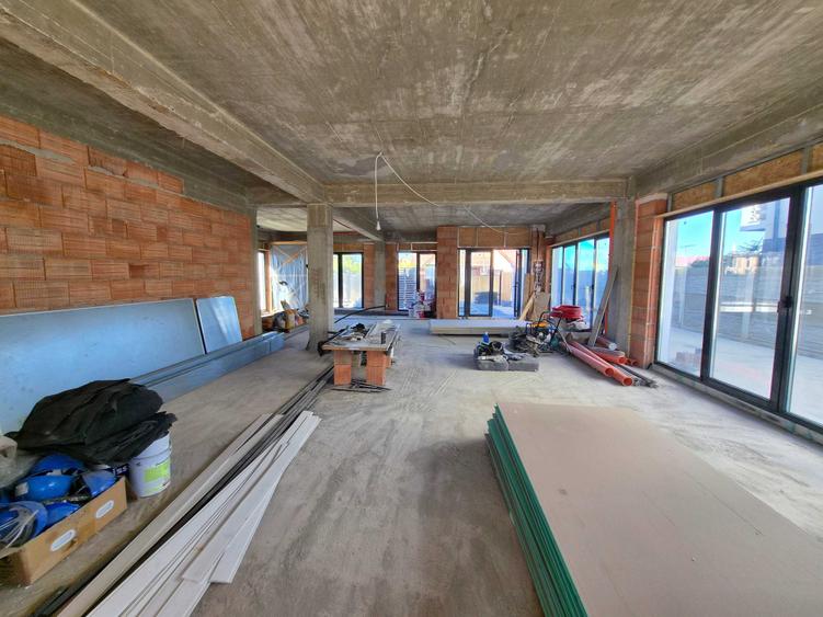 Spațiu comercial, de 600 mp, în Dumbrăvița