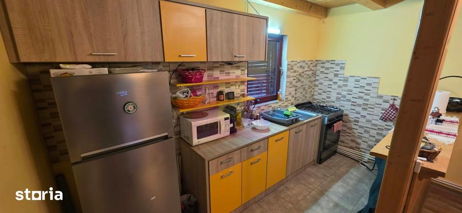 Casă cu 5 camere cu Teren 993 Mp în Adunați