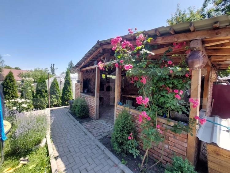 Casă individuală cu 8 camere cu Canalizare în Săcele