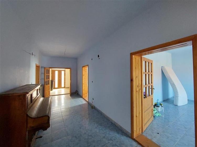 Casă individuală cu 18 camere cu Canalizare în Poltur