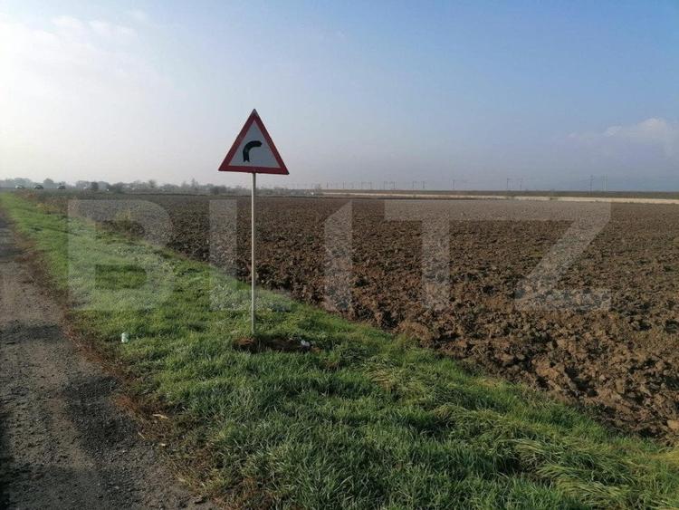 Teren Construcții intravilan de 4500 mp, în Sud