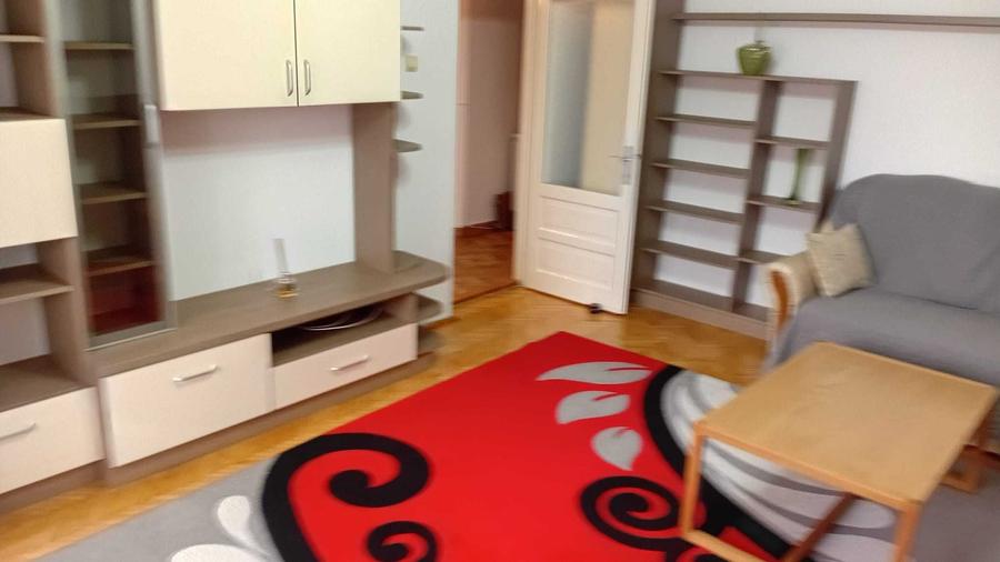Apartament cu 3 camere decomandat în Exterior Vest
