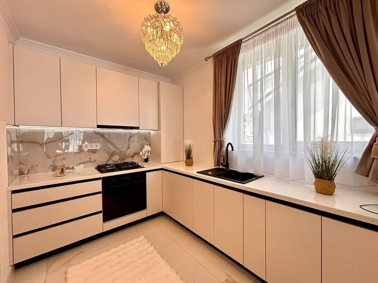 Apartament cu 5 camere decomandat în Cristian