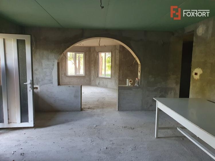 Casă individuală cu 5 camere cu Canalizare în Jebel
