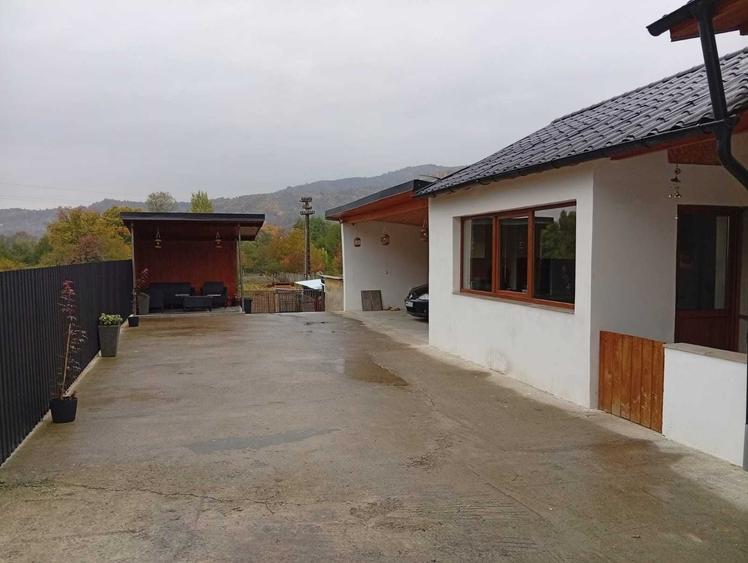 Casă cu 3 camere în Rus