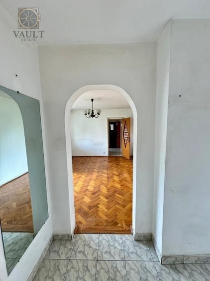 Apartament cu 3 camere semidecomandat în Alexandru Obregia