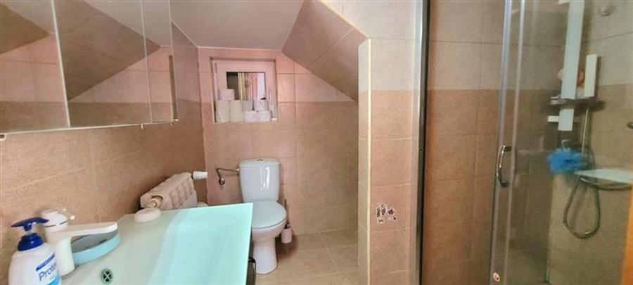 Casă individuală cu 15 camere cu Canalizare în Central