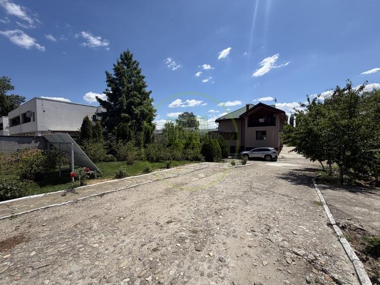 Casă individuală cu 8 camere cu Teren 1787 Mp în Mofleni