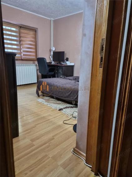 Apartament cu 4 camere decomandat în Filiași