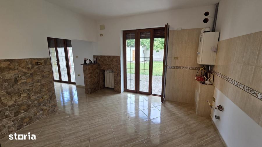 Casă cu 6 camere cu Teren 1888 Mp în Holboca