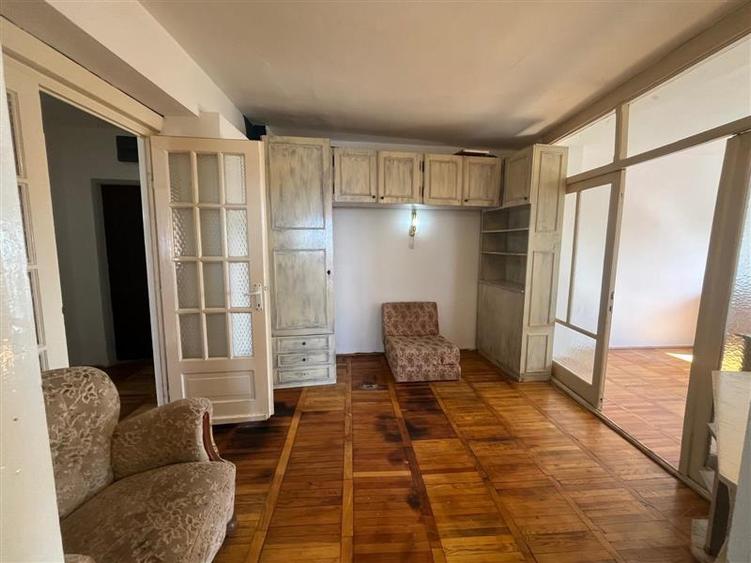 Apartament cu 3 camere semidecomandat, mobilat în Central