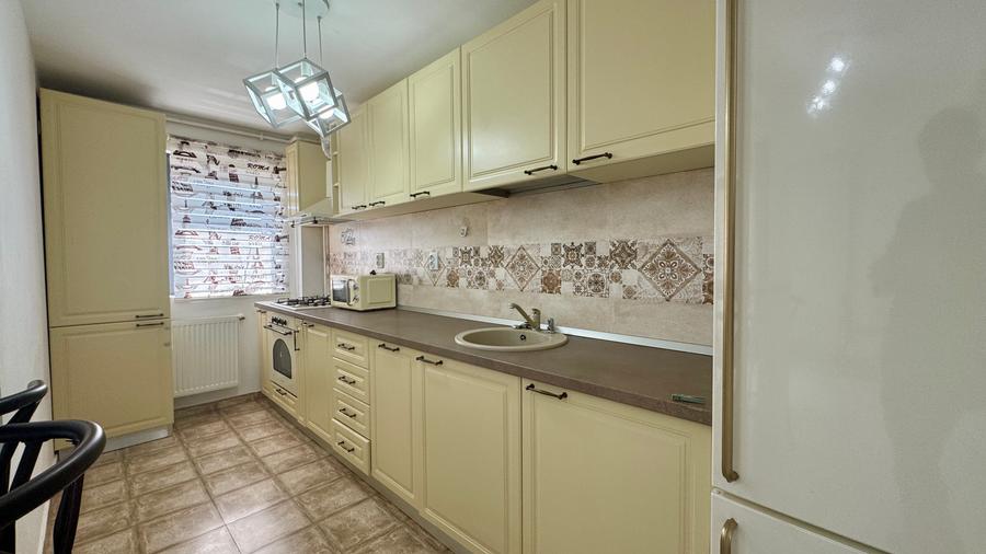 Apartament cu 3 camere semidecomandat, mobilat în Otopeni