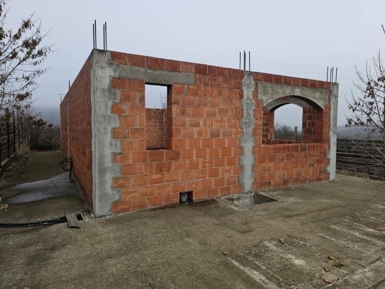 Casă individuală cu 3 camere cu Teren 6200 Mp în Central